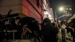 Múltiples arrestos durante el toque de queda nocturno impuesto en Los Ángeles por las protestas