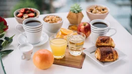 El líquido que debes beber en el desayuno para controlar la glucosa: es el derivado de una fruta