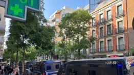 Protestas en Madrid: ciudadanos se movilizan frente a la sede del PSOE en Ferraz
