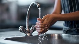 Contaminación por nitrato en Illinois: sepa dónde conseguir agua embotellada gratis
