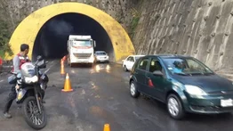 Inician reparación de techo en túnel de la autopista Caracas-Guarenas: retiran láminas dañadas