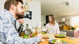 Esta es la hora correcta para cenar cada noche: método más efectivo que el ayuno intermitente