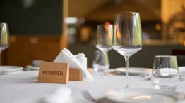 Por reservar mesa en un restaurante podrían aplicar multas de hasta $1.000: así funciona la normativa