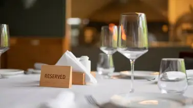 Por reservar mesa en un restaurante podrían aplicar multas de hasta $1.000: así funciona la normativa Por reservar mesa en un restaurante podrían aplicar multas de hasta $1.000: así funciona la normativa