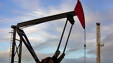 Petróleo se dispara más de 9 dólares: tensión en Medio Oriente impulsa el precio del barril