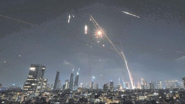 Irán activa sus defensas aéreas en diversas zonas tras nuevos ataques israelíes: se reúnen con Estados Unidos este domingo