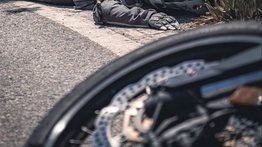 Hombre muere tras perder el control de su moto: caucho de cisterna se desprende y lo impacta