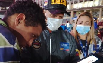 Saime aborda a personas en situación de calle: son cedulados y verificados con el dispositivo de registro biométrico.