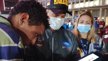 Saime aborda a personas en situación de calle: son cedulados y verificados con el dispositivo de registro biométrico.