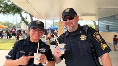 En video: oficiales de policía en Texas degustan chicha venezolana