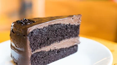 ¡Deliciosa y económica! Aprende a preparar una torta de chocolate con pocos ingredientes