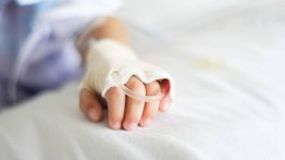 Fallece niña de un año durante un procedimiento para extraerle una liga de su nariz: le colocaron anestesia general