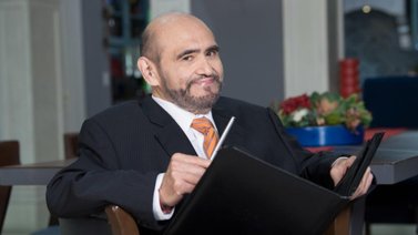 Édgar Vivar el “Ñoño” realiza cameo simbólico en serie biográfica de Chespirito