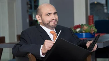 Édgar Vivar el “Ñoño” realiza cameo simbólico en serie biográfica de Chespirito