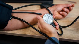 Más efectiva que disminuir la ingesta de sal: la fruta milagrosa para bajar la presión arterial