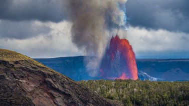 Cayó de un acantilado porque quería ver mejor la erupción del volcán Kilauea Hawái 