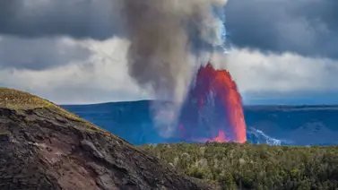 Cayó de un acantilado porque quería ver mejor la erupción del volcán Kilauea Hawái  Cayó de un acantilado porque quería ver mejor la erupción del volcán Kilauea Hawái