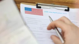 Inmigrantes con parole deberán abandonar Estados Unidos: así es el nuevo aviso oficial que amenaza con detención y deportación
