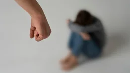 Enfrenta 152 cargos por agredir sexualmente a su hija durante 12 años: tuvieron tres hijos 