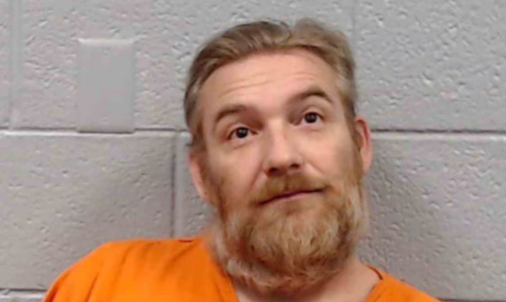 Enfrenta 152 cargos por agredir sexualmente a su hija durante 12 años: tuvieron tres hijos 