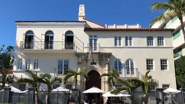 Exempleado de la “Mansión Versace” amenaza con degollar a su jefe: entró a la cocina con un cuchillo en la cintura 