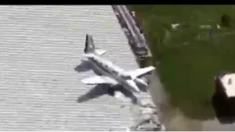 Avión se estrella en el techo de un hangar en Kansas: reportan dos heridos