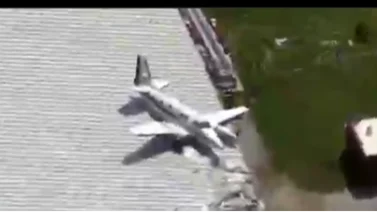 Avión se estrella en el techo de un hangar en Kansas: reportan dos heridos