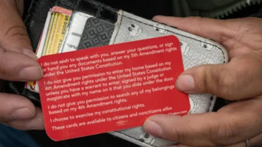 Tarjeta Roja: cómo obtener el documento que protege a los migrantes ante redadas de ICE