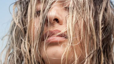 Experta alerta sobre un grave error con el cabello mojado en la playa: se puede quebrar muy rápido