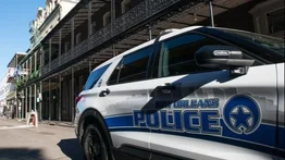 Funcionaria enfurecida amenaza a conductor tras accidente vial: sacó su arma frente a dos niños