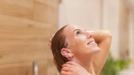 El aderezo de tus comidas que deja el cabello espectacular: debes usarlo cuando te bañas
