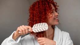 ¿Quieres tener el cabello liso? Esta es la mascarilla natural que evita el encrespamiento de la raíz