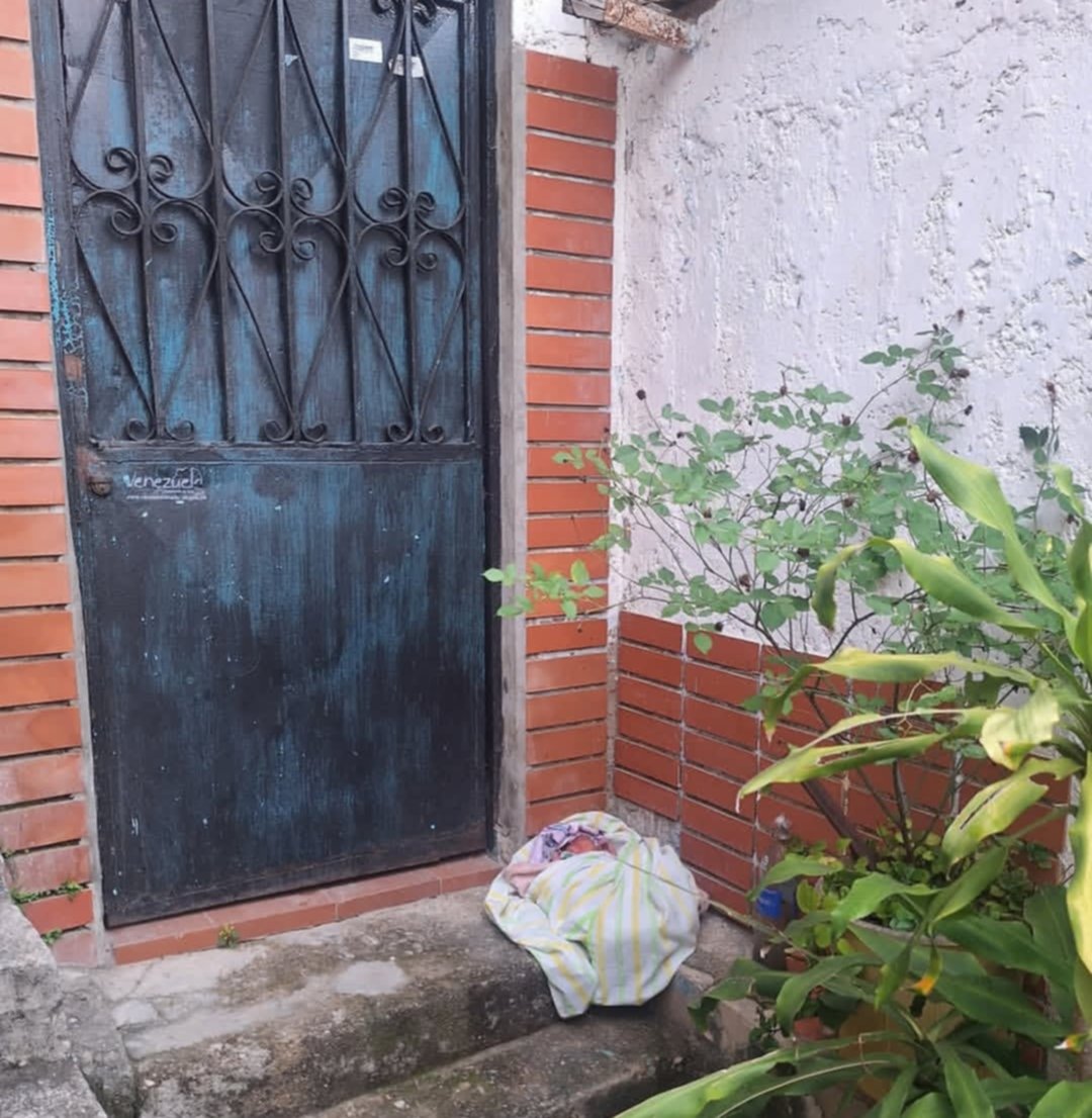 Abandonan a una recién nacida: fue dejada en la puerta de una casa en Baruta Abandonan a una recién nacida: fue dejada en la puerta de una casa en Baruta
