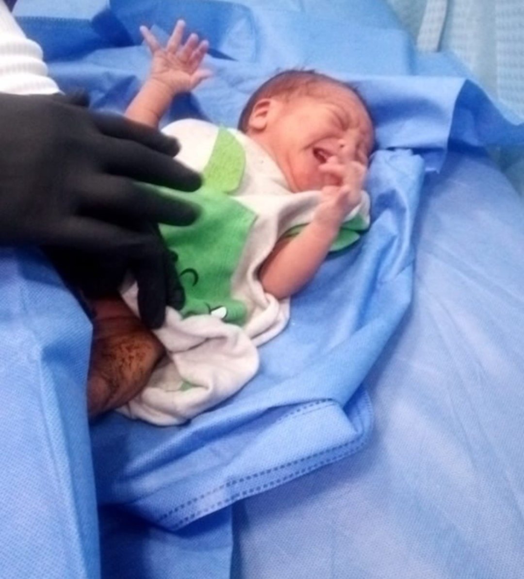 Abandonan a una recién nacida: fue dejada en la puerta de una casa en Baruta Abandonan a una recién nacida: fue dejada en la puerta de una casa en Baruta