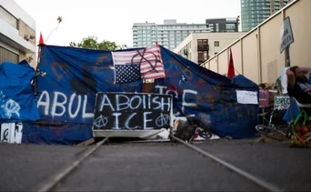 Atacan oficina del ICE en Portland: hay cinco detenidos