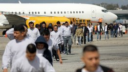 Reintegración laboral: migrantes deportados desde Estados Unidos recibirán ayuda en este país