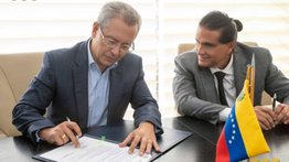 Venezuela firma convenio para impulsar la producción de cacao: también exportará chocolate líquido
