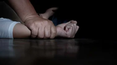 Hombre asesina a su esposa e hijos con un machete: sigue prófugo de la justicia 