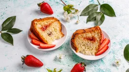 ¡Delicioso! Así puedes elaborar un esponjoso bizcocho de fresa sin horno en menos de 35 minutos