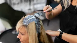 Este es el peor error antes de teñirte el cabello: afamado peluquero alerta sobre la higiene capilar
