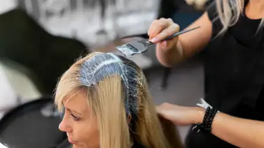Este es el peor error antes de teñirte el cabello: afamado peluquero alerta sobre la higiene capilar Este es el peor error antes de teñirte el cabello: afamado peluquero alerta sobre la higiene capilar