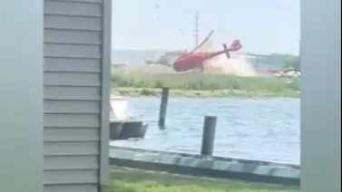 Helicóptero de estrella frente a un restaurante en Michigan: habían cuatro personas abordo Helicóptero de estrella frente a un restaurante en Michigan: habían cuatro personas abordo