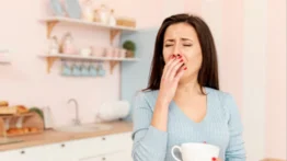 ¿Mal aliento al despertar en la mañana? Aquí tienes 5 soluciones milagrosas contra la halitosis matutina