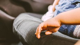 Hombre deja a su hijo encerrado en el auto durante ola de calor: lo detienen por arriesgar la vida del infante