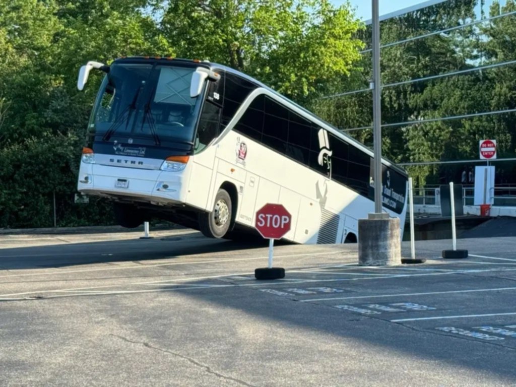 Ola de calor colapsa el pavimento en Nueva York: el asfalto se traga a dos autos Ola de calor colapsa el pavimento en Nueva York: el asfalto se traga a dos autos