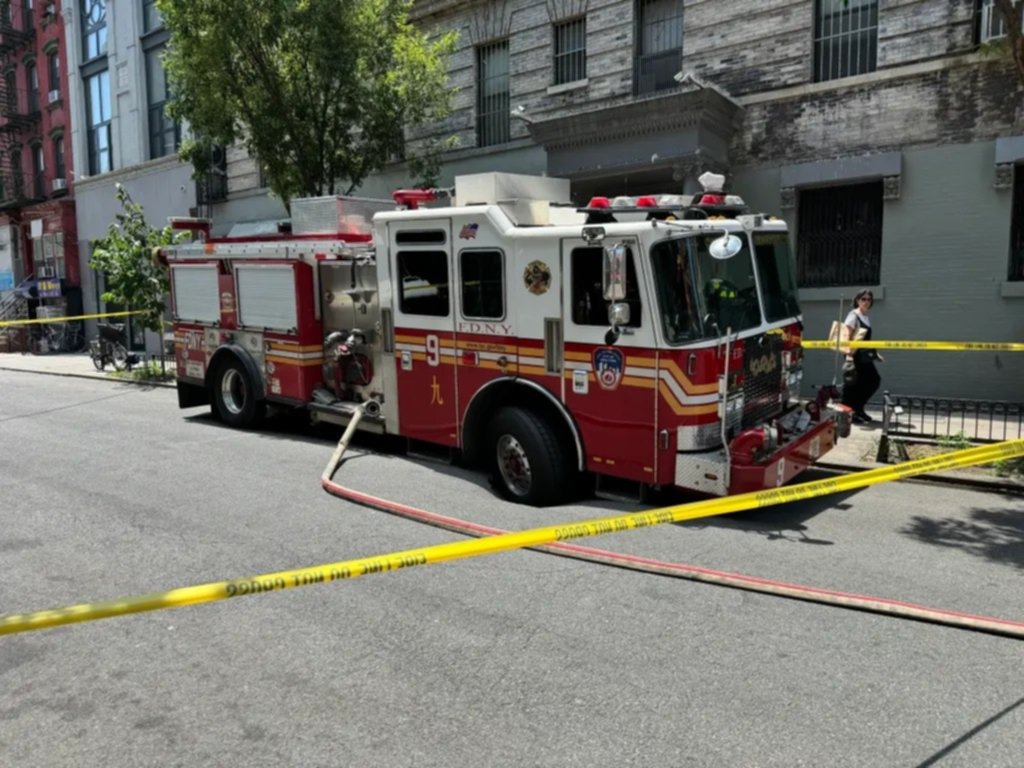 Ola de calor colapsa el pavimento en Nueva York: el asfalto se traga a dos autos Ola de calor colapsa el pavimento en Nueva York: el asfalto se traga a dos autos