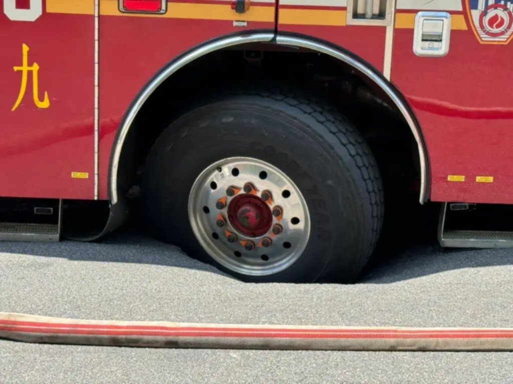 Ola de calor colapsa el pavimento en Nueva York: el asfalto se traga a dos autos Ola de calor colapsa el pavimento en Nueva York: el asfalto se traga a dos autos