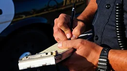 Acusan a un policía de Miami por crear una multa de tránsito falsa: la víctima es su exnovia