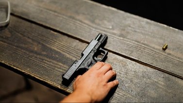 "Soy enfermera y no pude salvar a mi hijo": adolescente mata accidentalmente a su amigo al jugar con un arma