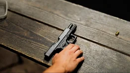"Soy enfermera y no pude salvar a mi hijo": adolescente mata accidentalmente a su amigo al jugar con un arma